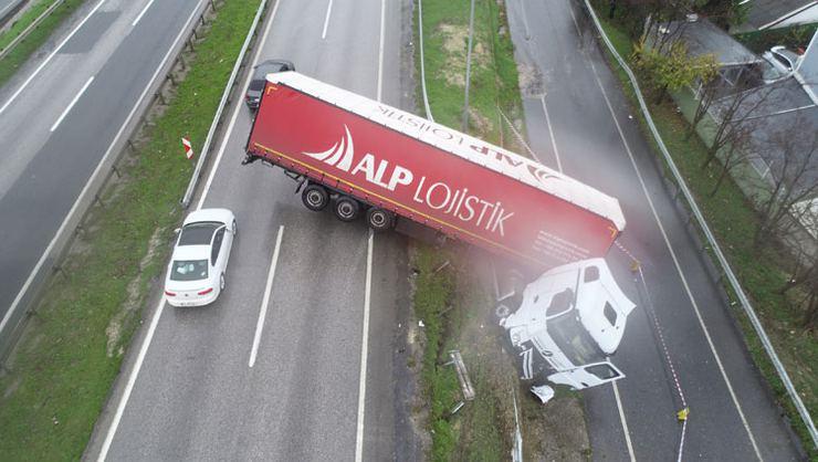 İstanbul’da korkunç kaza! TIR havada asılı kaldı…